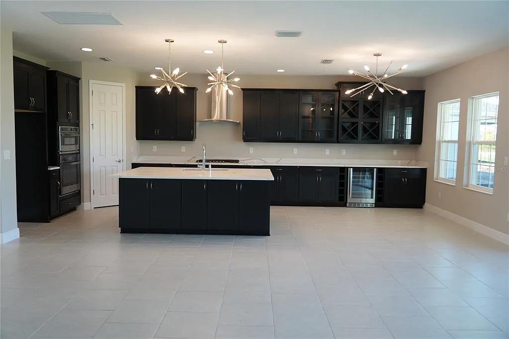 5 bed, 4.0 bath, 3615 sqft, $5,250 — Photo 3