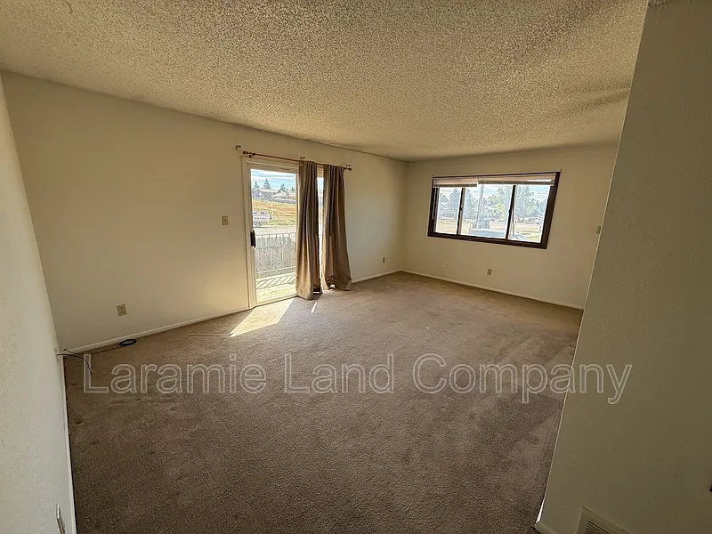 2 bed, 1.0 bath, $750 — Photo 2