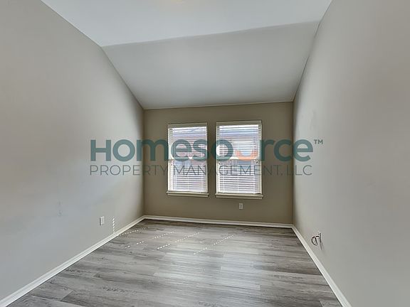 4th image of 1006 Eaglerock Ln