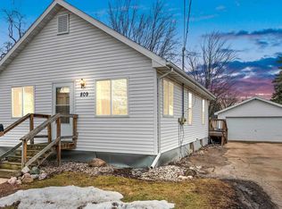809 6th St, Menasha, WI 54952