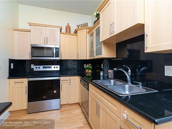 5th image of 2609 Venetian Dr #2609