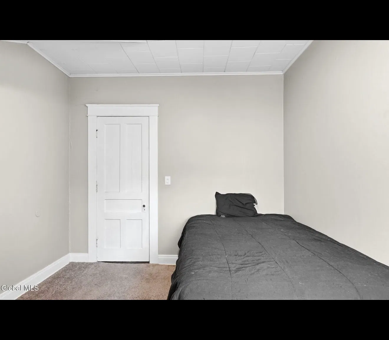 3 bed, 1300 sqft, $2,050 — Photo 1