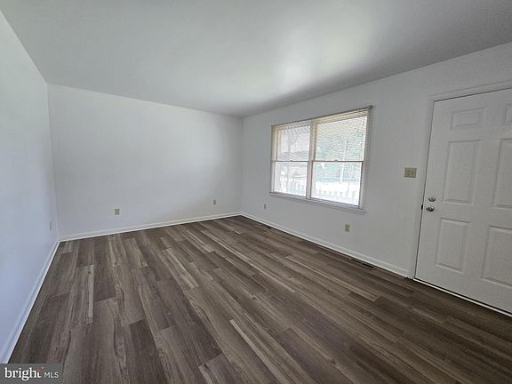 4th image of 901 Charles St