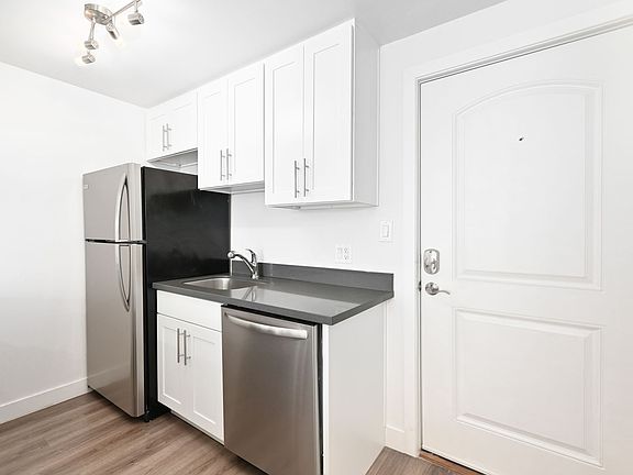 4th image of 732 N 95th St #303