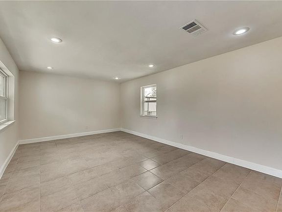3rd image of 2414 Cambridge Dr