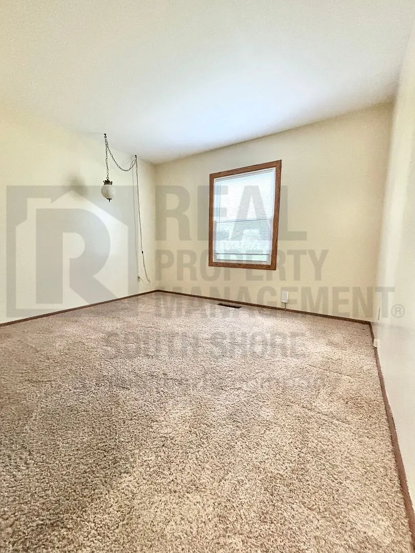 Sprawling 3Bed/2Bath Ranch in the Heart of Valpo — Photo 4