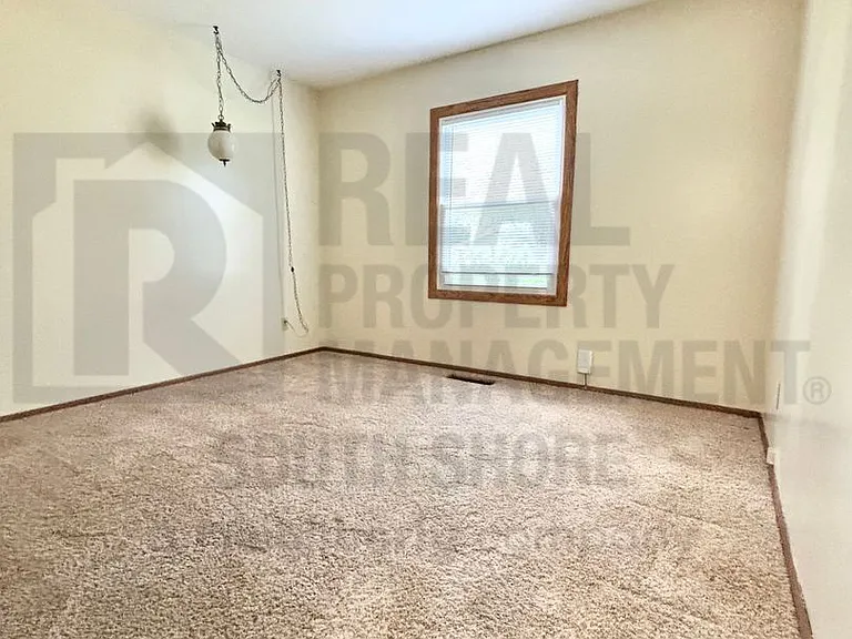 555 Meadow Ln — Photo 4