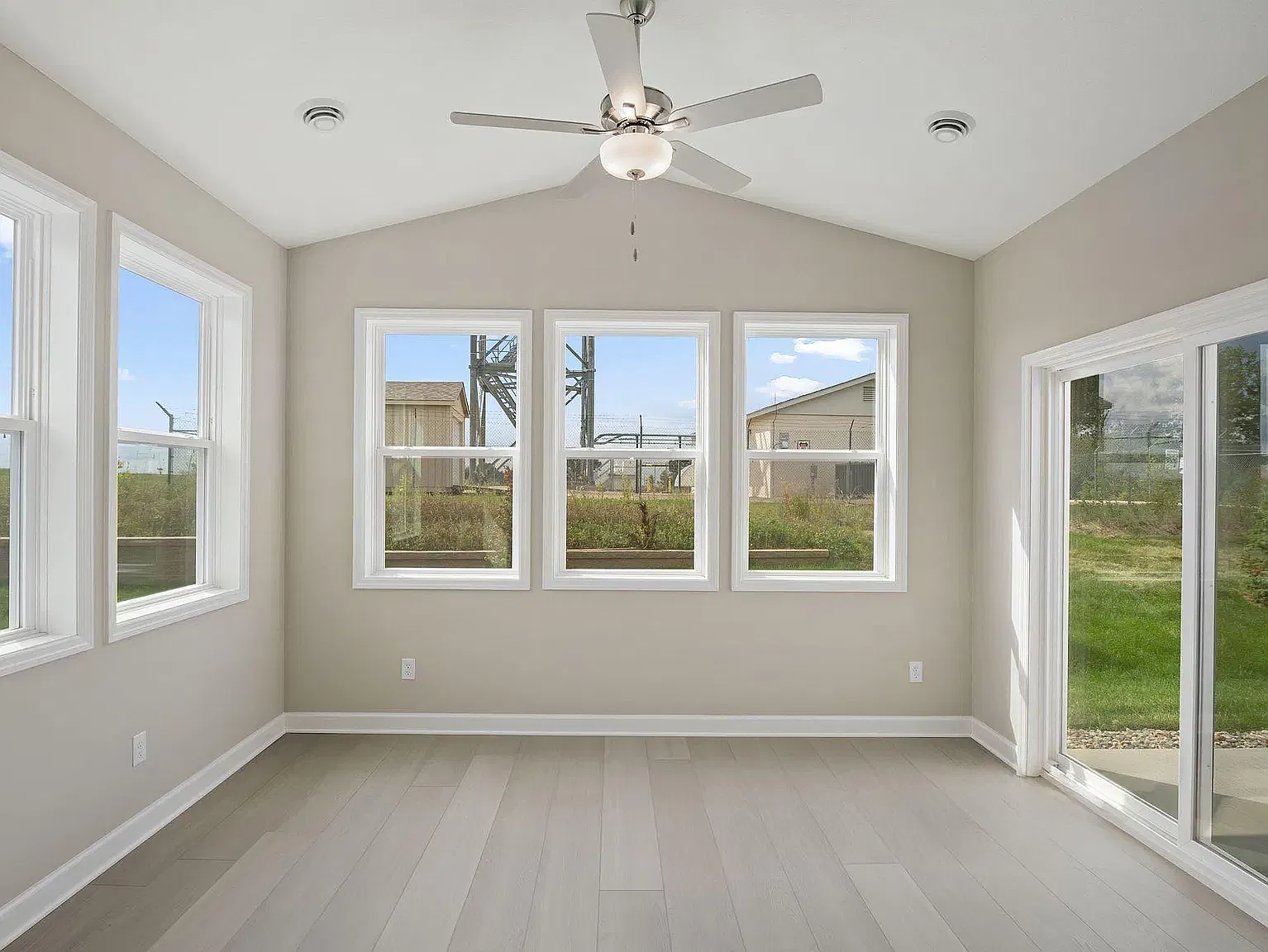 3 bed, 1874 sqft, $2,999 — Photo 4
