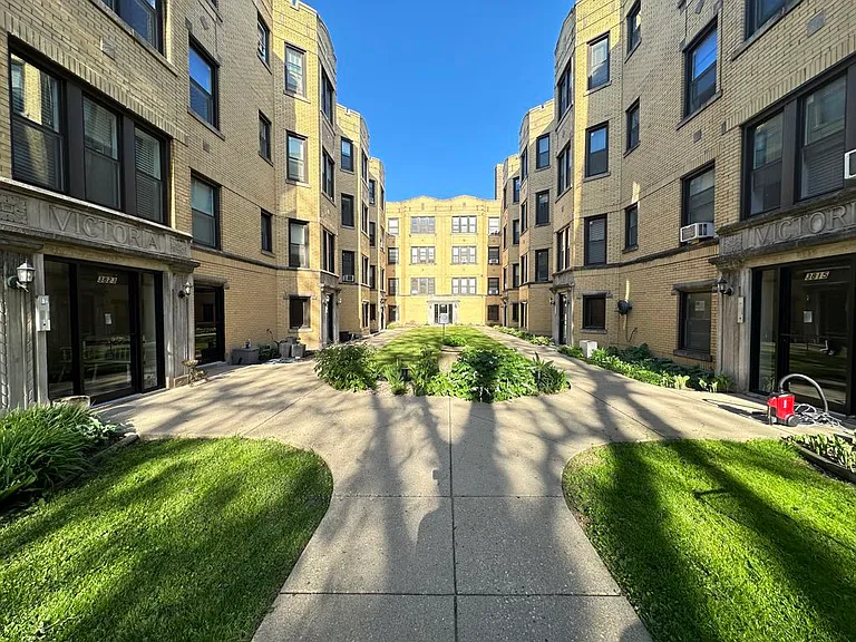 3817 N Greenview Ave #E2 — Photo 1