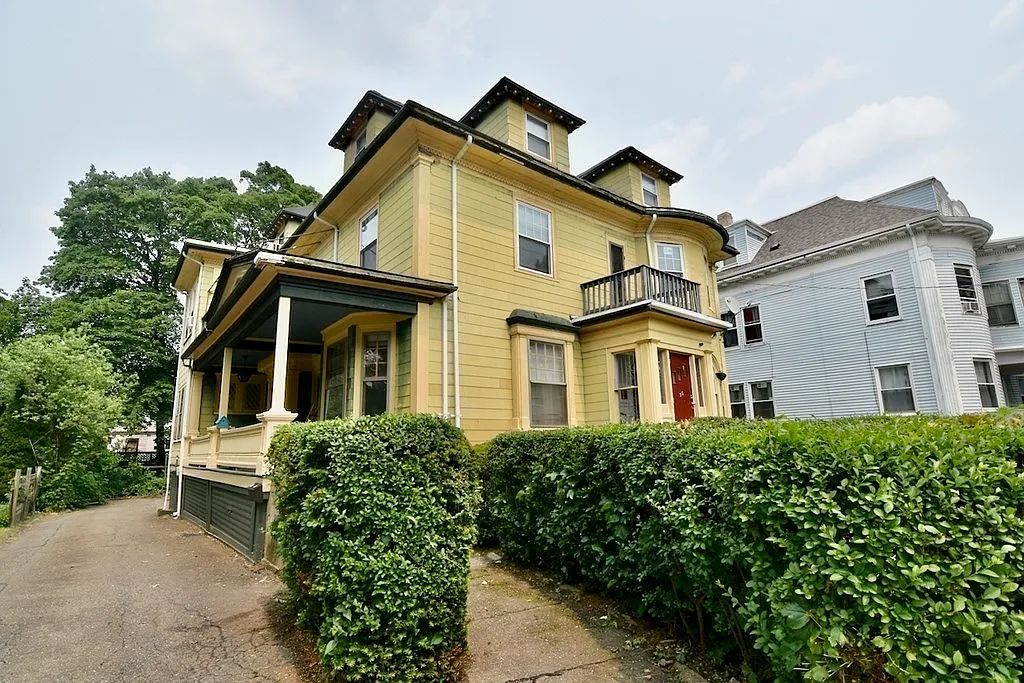 3 bed, 1.0 bath, 1600 sqft, $2,900 — Photo 1