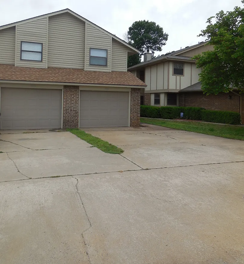 Two Bedroom Duplex Located Near Campus. — Photo 2