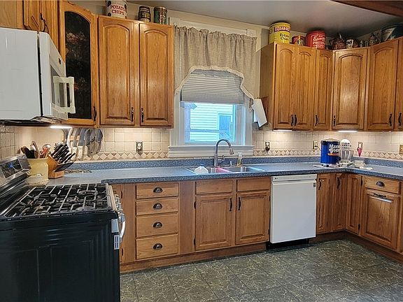 5th image of 323 Church St