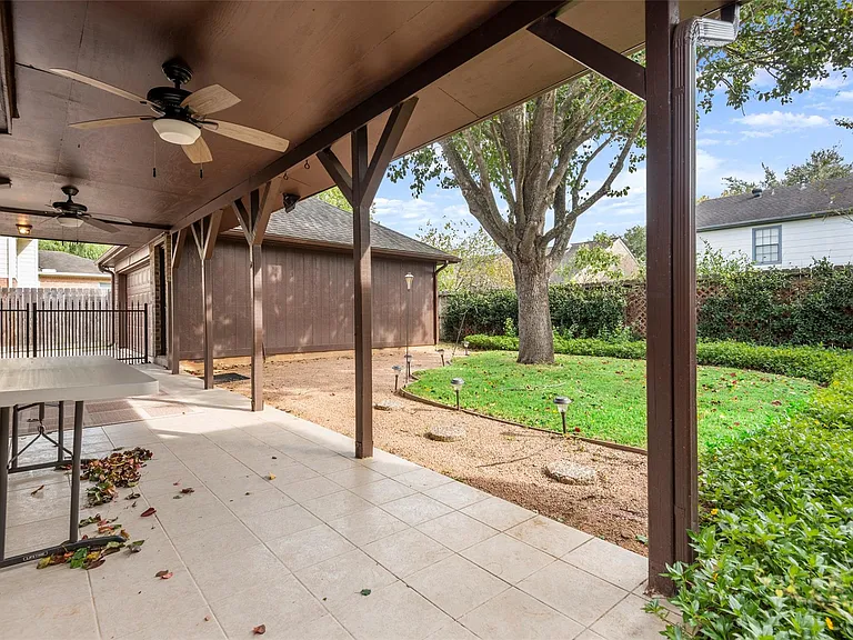 2415 Parkwood Ln — Photo 36