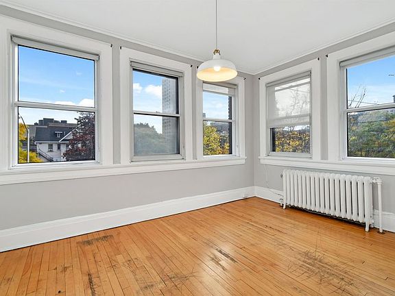 5th image of 165 Laurier Ave E #3