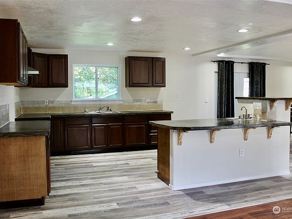 3rd image of 373 Lakeside Drive