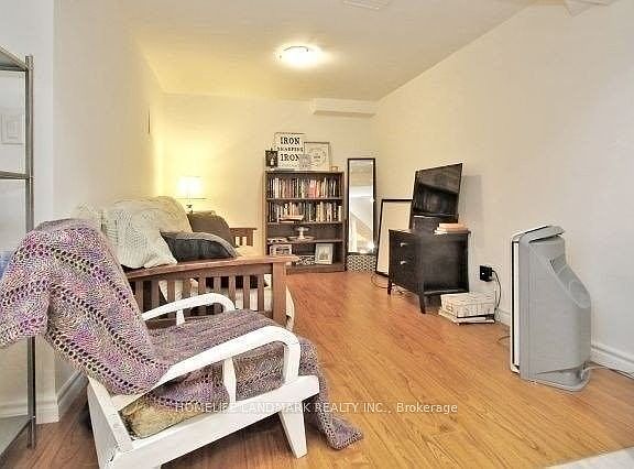 3rd image of 30 Thatcher Cres