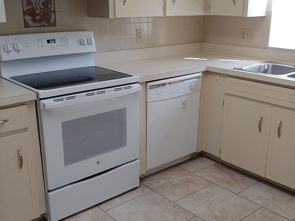 3rd image of 230 SE Valare Ln