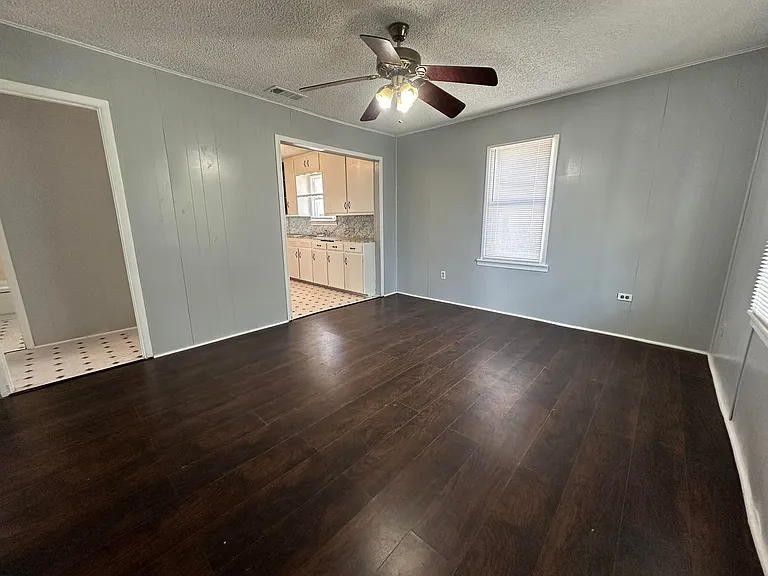 1213 Kilgore Ln — Photo 2