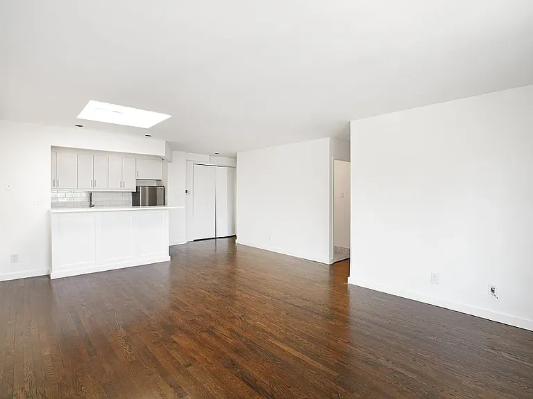 447 W 45th St #7A — Photo 2
