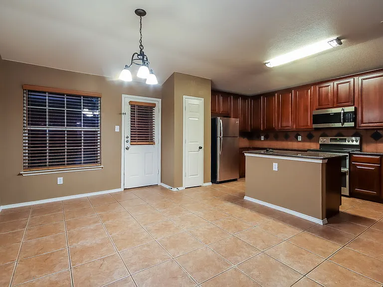 2412 Castle Pines Dr — Photo 6