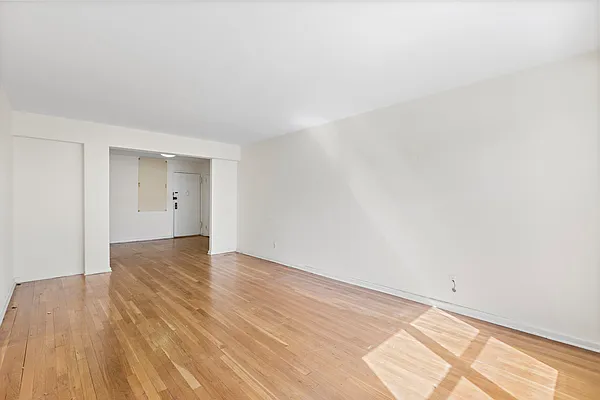 Sold by Thomas Lipovetsky, LREB | media 23