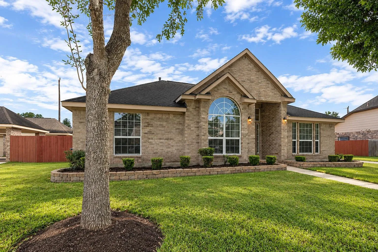 4 bed, 2.0 bath, 2653 sqft, $2,900 — Photo 3