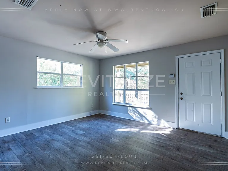 1746 Cody Rd N — Photo 5