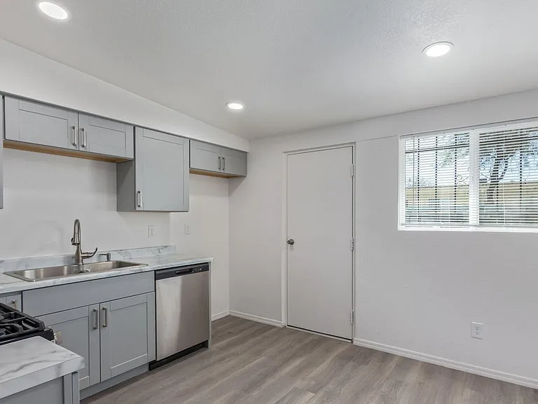 248-254 N Melwood Ave — Photo 10