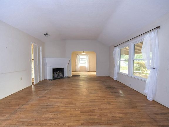 5th image of 341 E Ashlan Ave