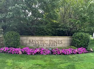 19 Virginia Pine Ln, Bay Shore, NY 11706