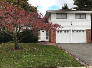 36 S Oaks Blvd, Plainview, NY 11803