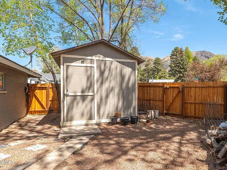 3131 N Park Dr — Photo 6