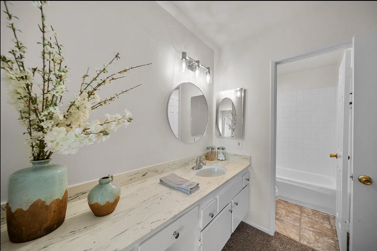 2 bed, 987 sqft, $2,350 — Photo 2