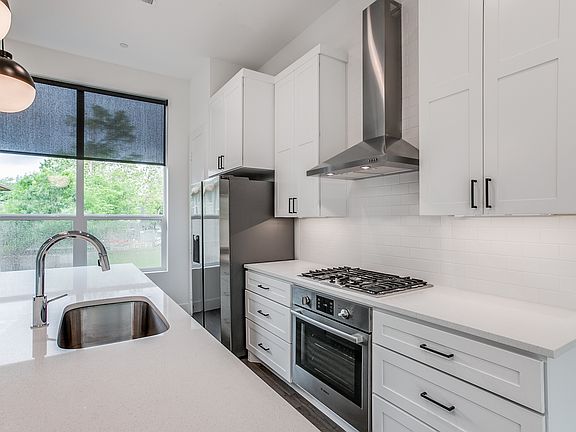 5th image of 5915 Hudson St #106