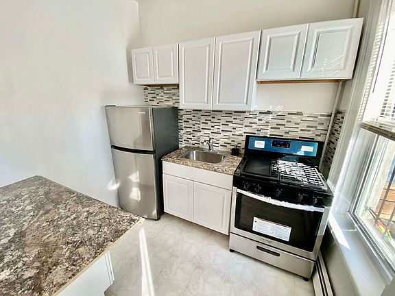 3rd image of 624 Lafayette Ave #2