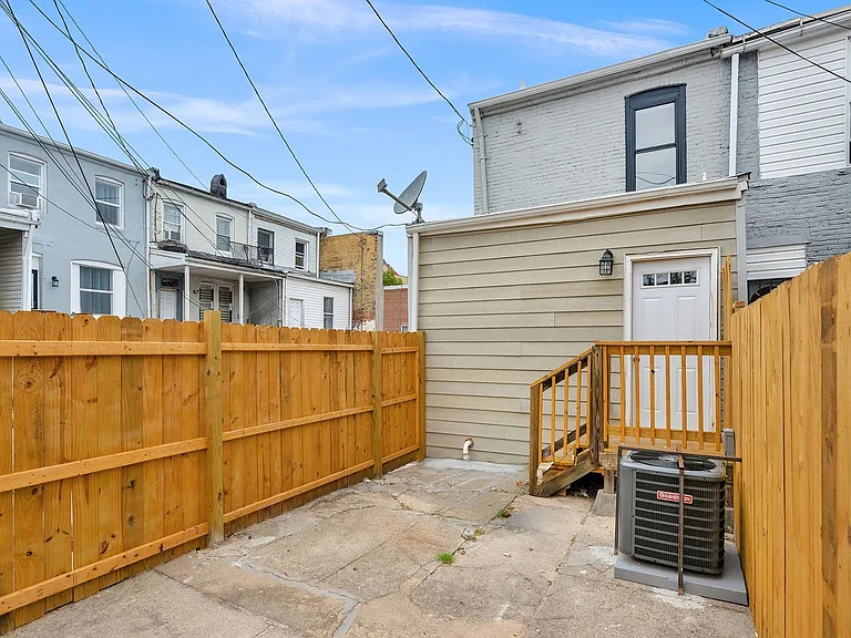 2213 E Madison St — Photo 8