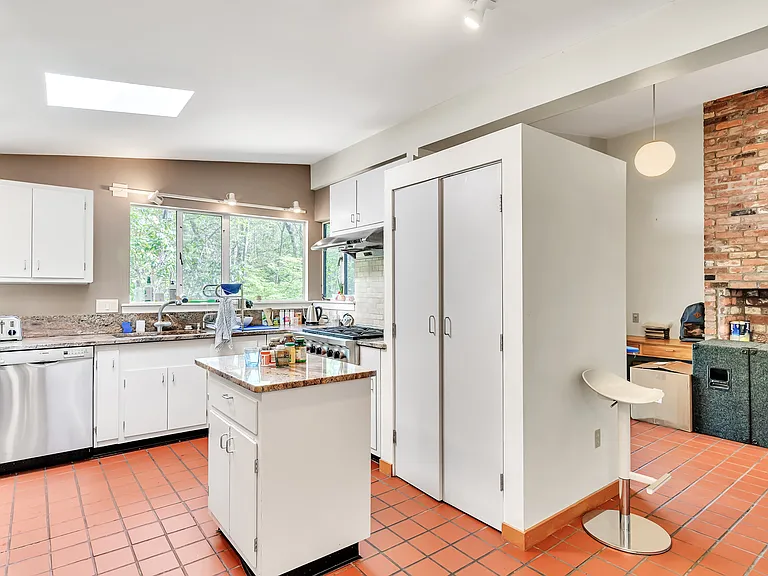 15 Trotting Horse Dr — Photo 10
