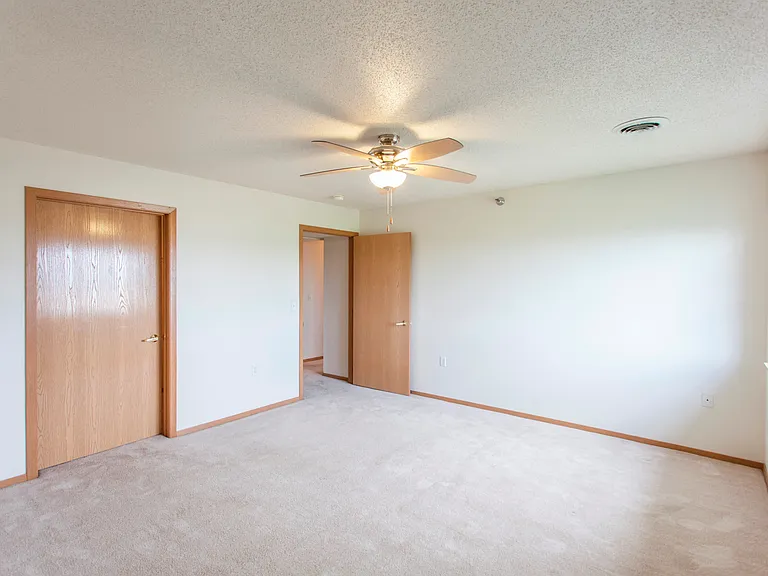 Platinum Valley Apartments — Photo 37
