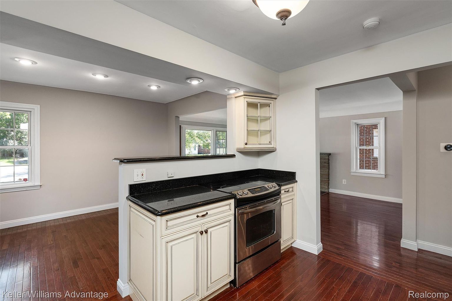 410 Catalpa Dr, photo 3
