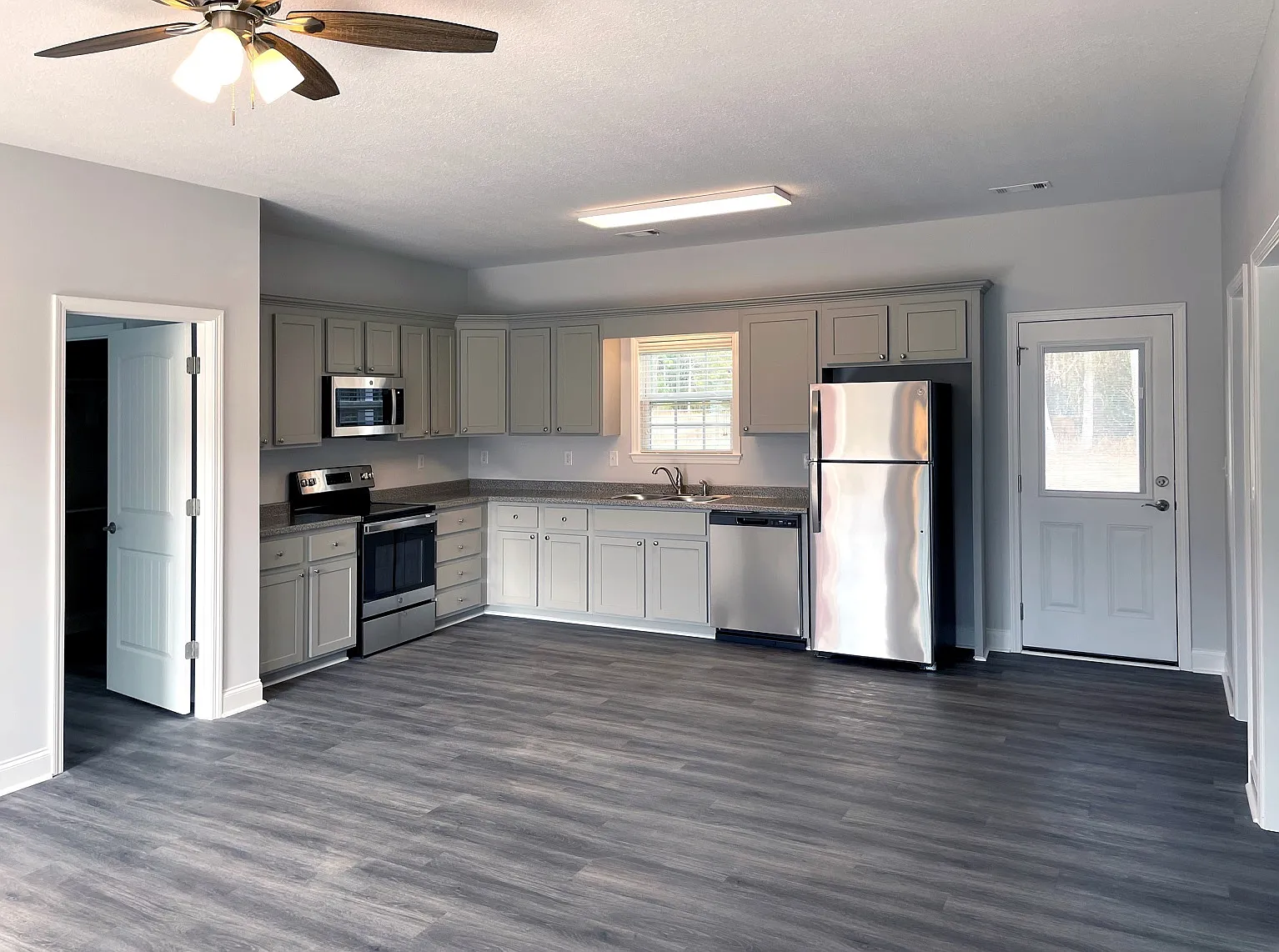 2 bed, 1100 sqft, $1,350 — Photo 4
