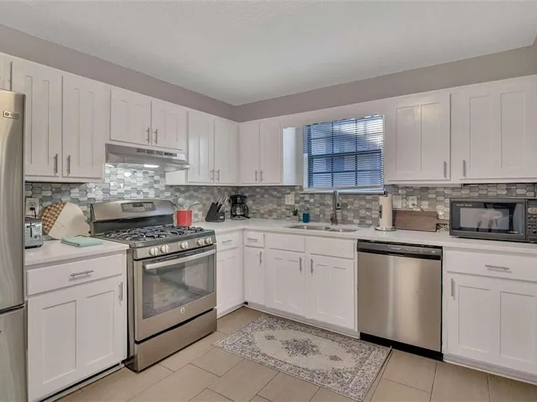 1200 Falling Water Dr SE — Photo 6