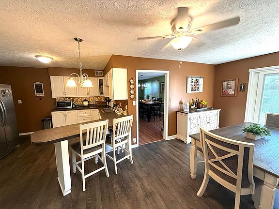 3rd image of 407 Bittersweet Ln