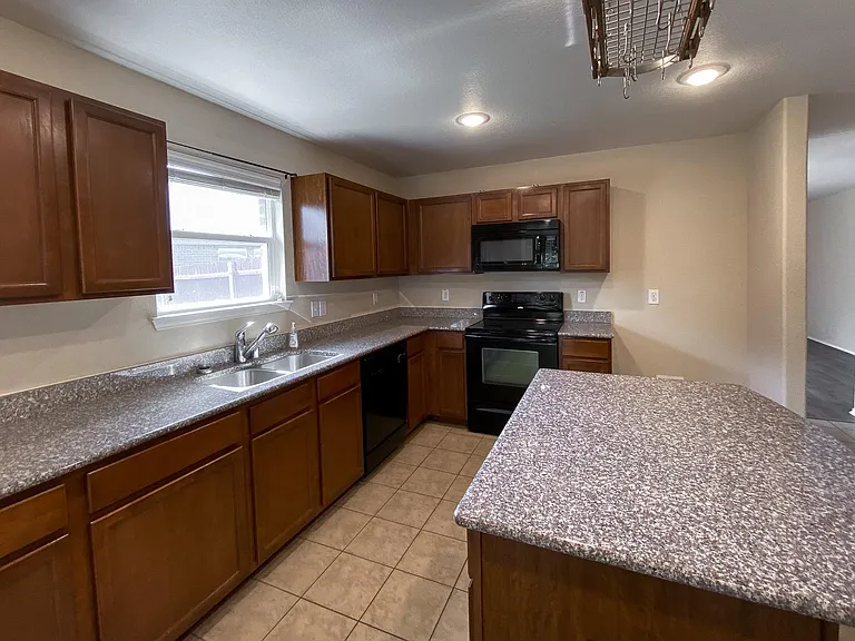6940 Derbyshire Dr — Photo 7
