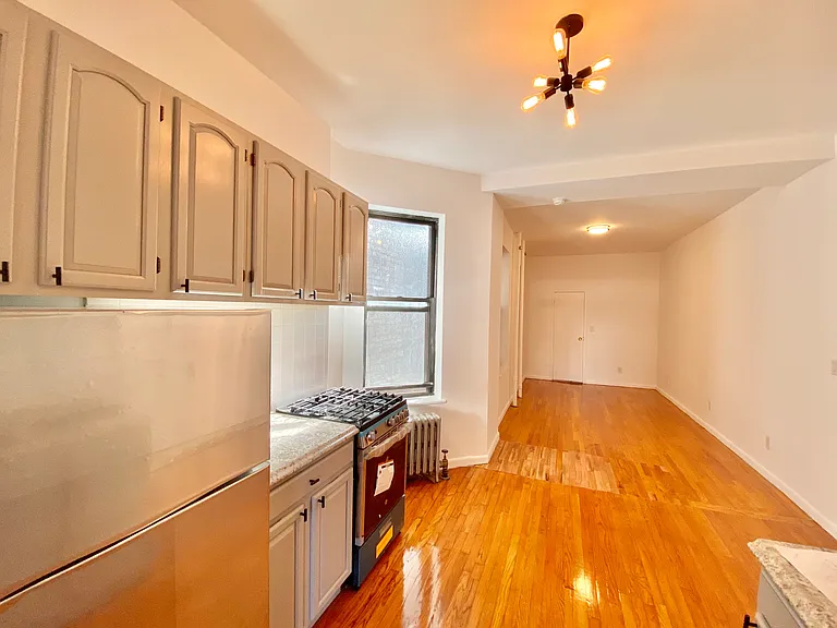 306 E 11th St #4B — Photo 3