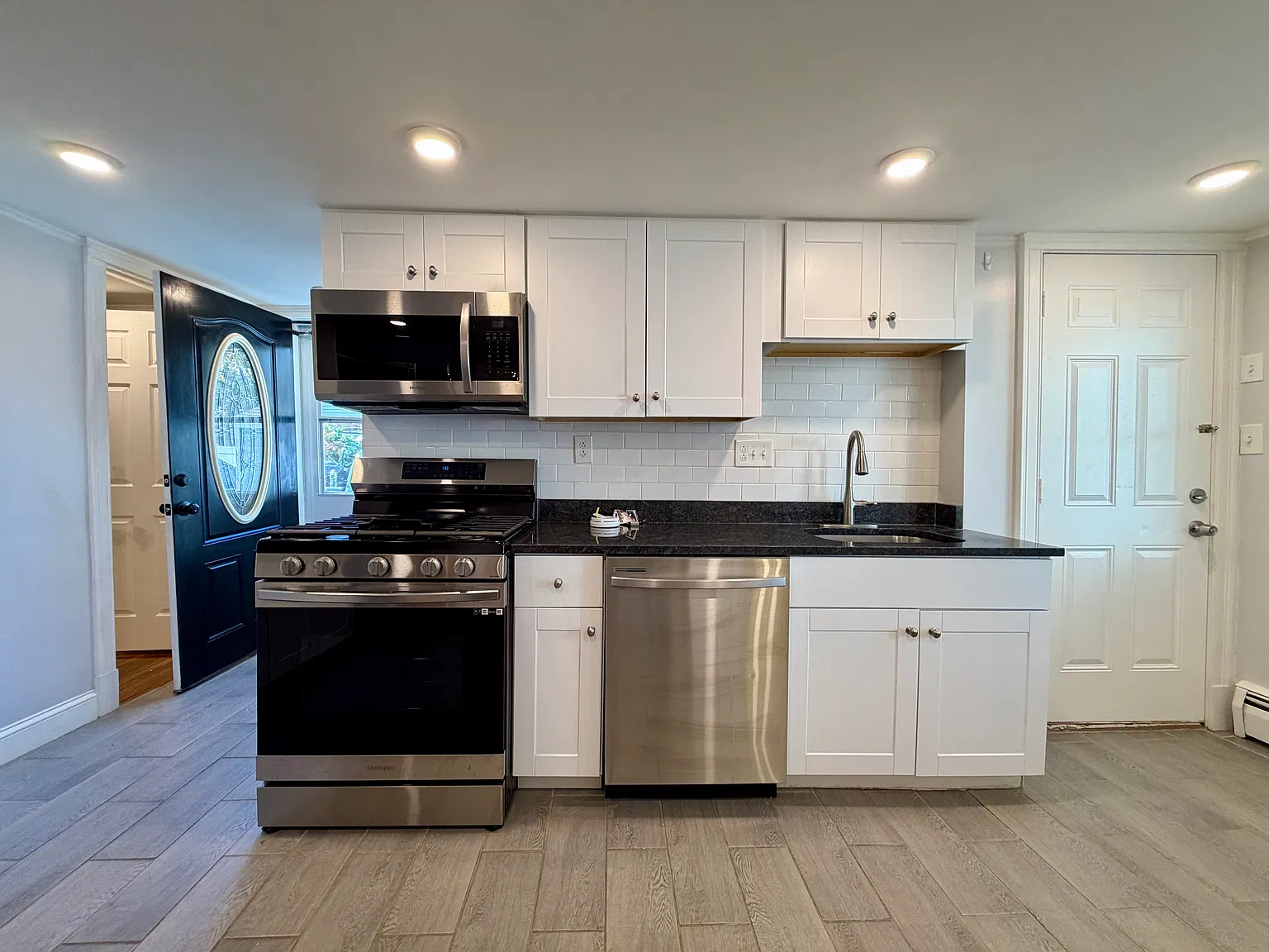 2 bed, 900 sqft, $3,200 — Photo 2