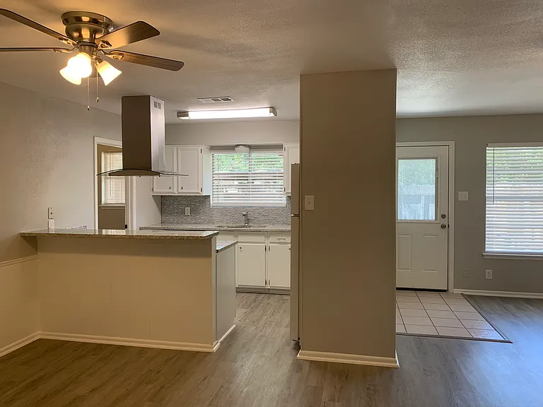 105 Travertine Ln #B — Photo 6