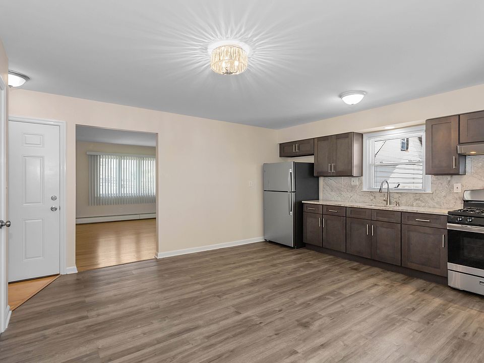 Kitchen W/Dining Area