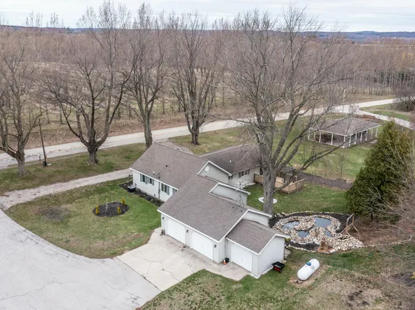 5454 S 68th Ave, New Era, MI 49446
