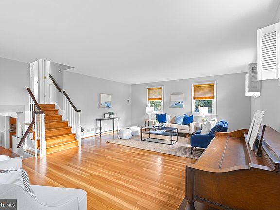 3rd image of 243 Meadowvale Rd