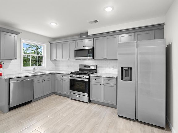 3rd image of 173 Oakwood Pl Floor 2